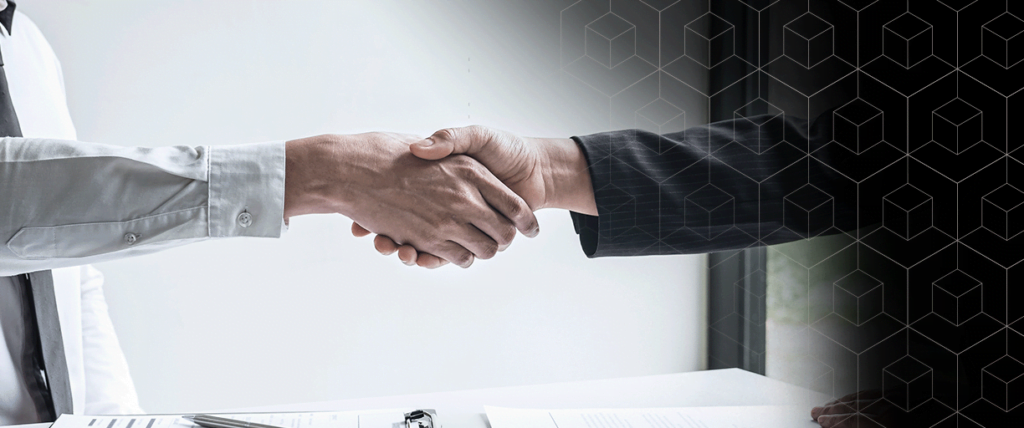 Foto de duas pessoas apertando as mãos para ilustrar a contratação de um porteiro.