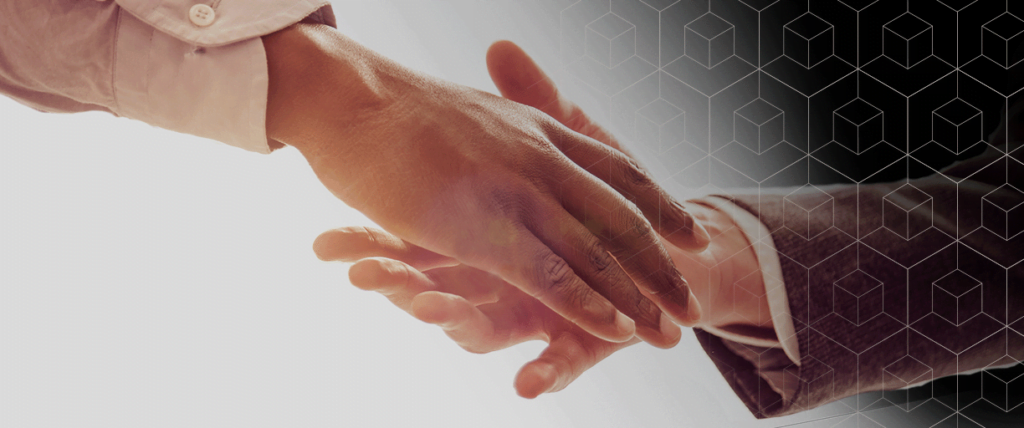 Foto de duas pessoas apertando as mãos para simbolizar um acordo de terceirização.